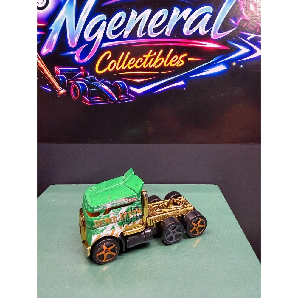 Hot Wheels Demolition Derby Green Gold Semi Truck BDW58 2013 Mattel Diecast